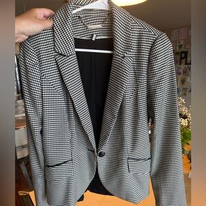 "Houndstooth" printed White House Black Market blazer size 4
